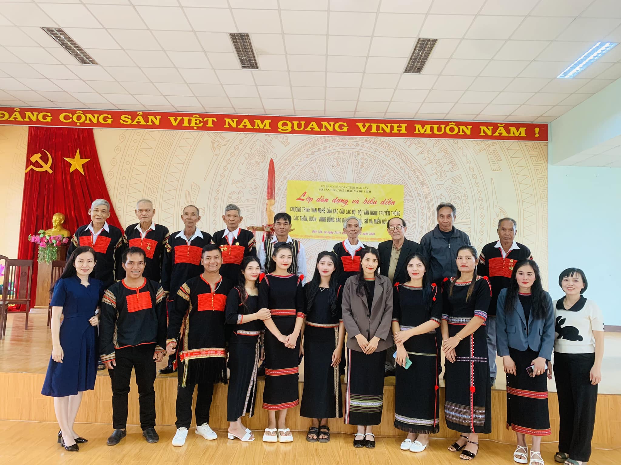 Lớp dàn dựng và biểu diễn chương trình văn nghệ của các câu lạc bộ, đội văn nghệ truyền thống tại các thôn, buôn vùng đồng bào dân tộc thiểu số và miền núi năm 2023 tổ chức tại xã